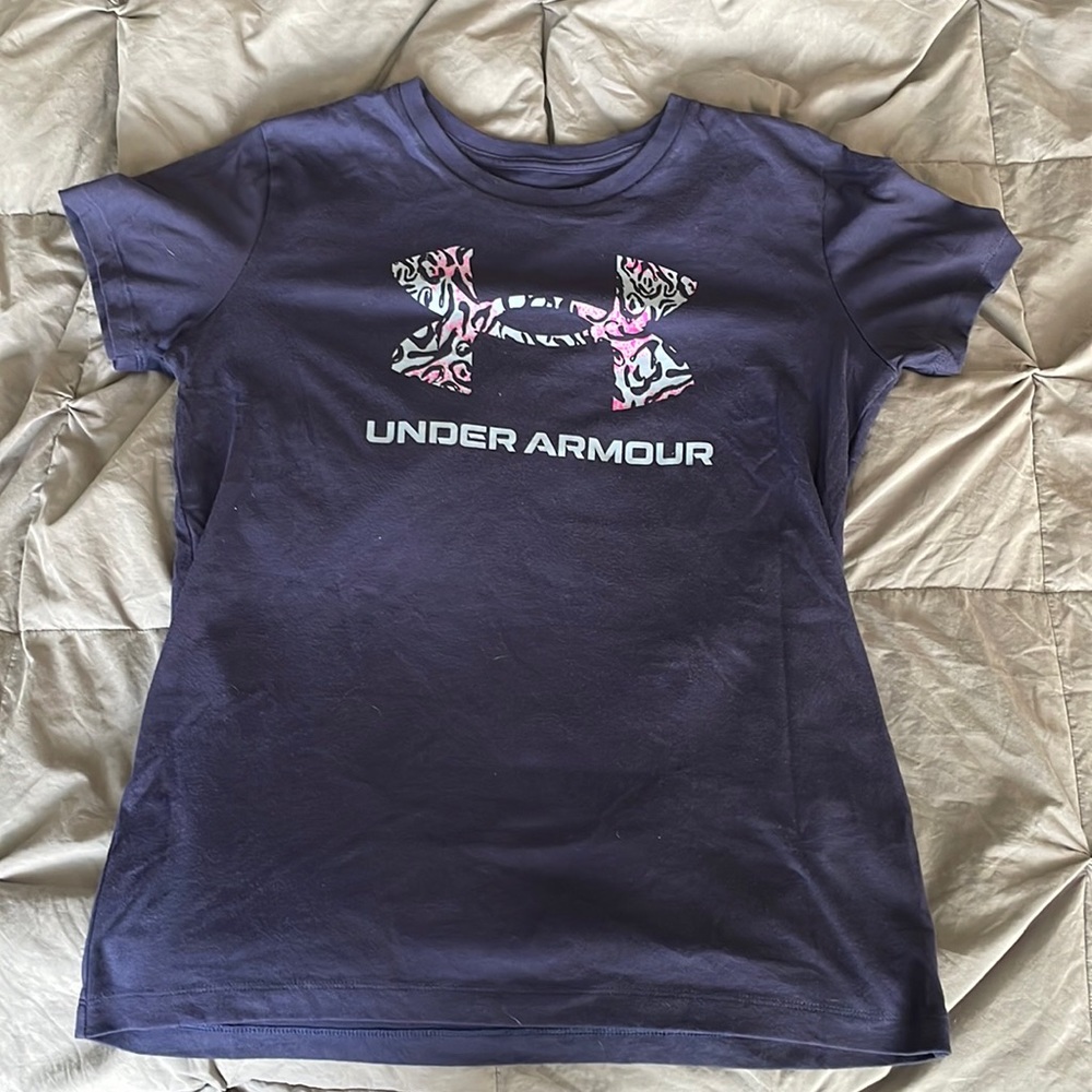 Women's Under Armor Tee Size: Small